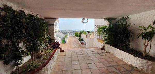 Chalet independiente en venta en Avenida de los Botijos, Benalmádena thumbnail 1