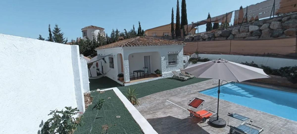 Sale of independent chalet in Calle Adelfa del Sauce, 225, Benalmádena
photo 2
