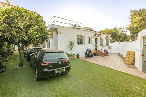 Chalet independiente en venta en  Avenida Marysol, Benalmádena photo 1