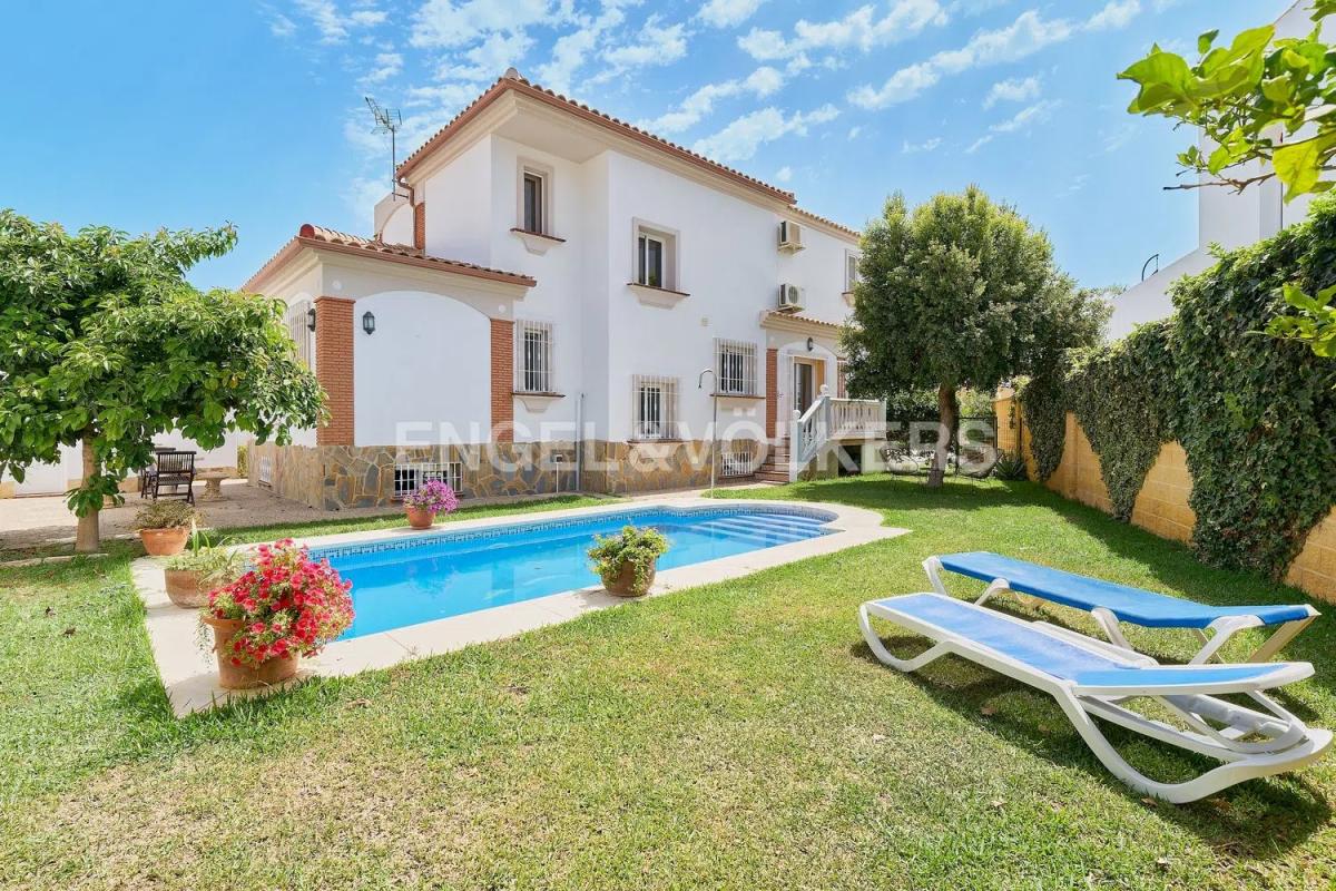 Продажа отдельного шале в Barrio Cortijo Torrequebrada, Бенальмадена photo 1