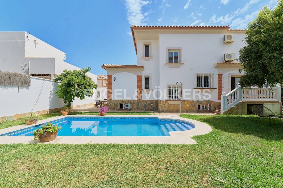 Продажа отдельного шале в Barrio Cortijo Torrequebrada, Бенальмадена photo 2
