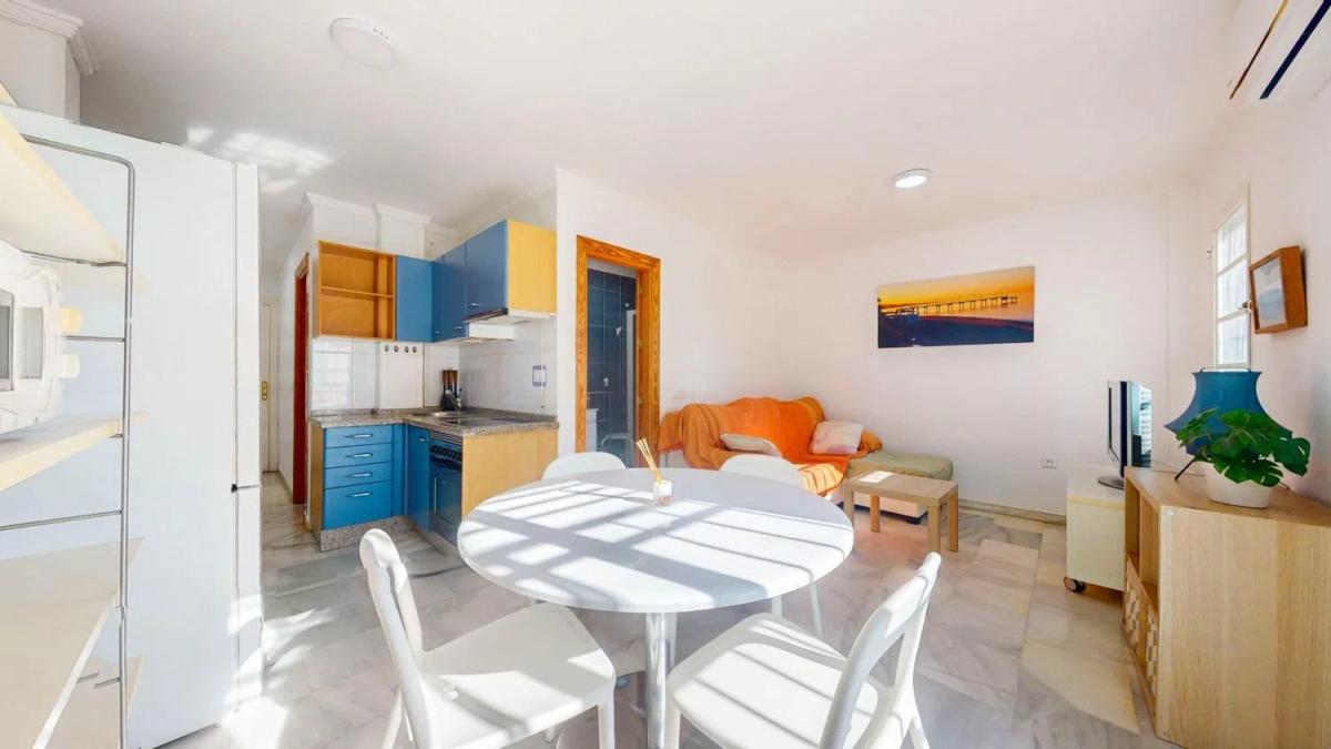 Venta de piso en Calle Almuñécar, Benalmádena
photo 1