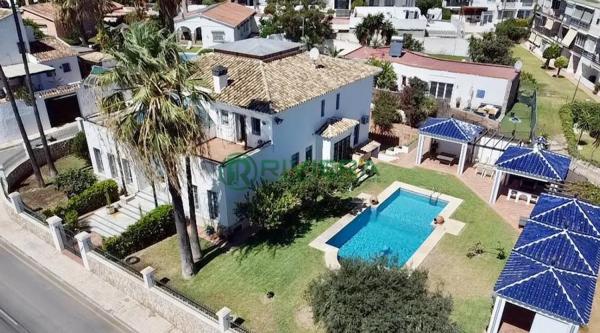Chalet independiente en venta en  Avenida Imperio Argentina, Benalmádena photo 1
