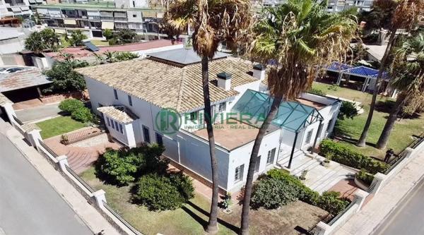 Chalet independiente en venta en  Avenida Imperio Argentina, Benalmádena photo 2