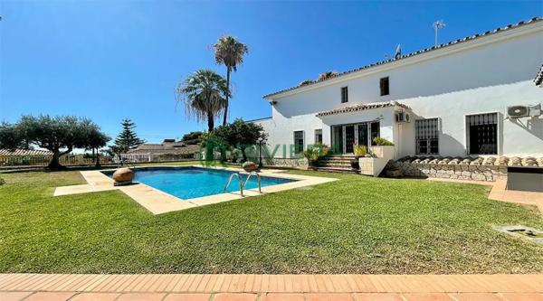 Chalet independiente en venta en  Avenida Imperio Argentina, Benalmádena photo 4