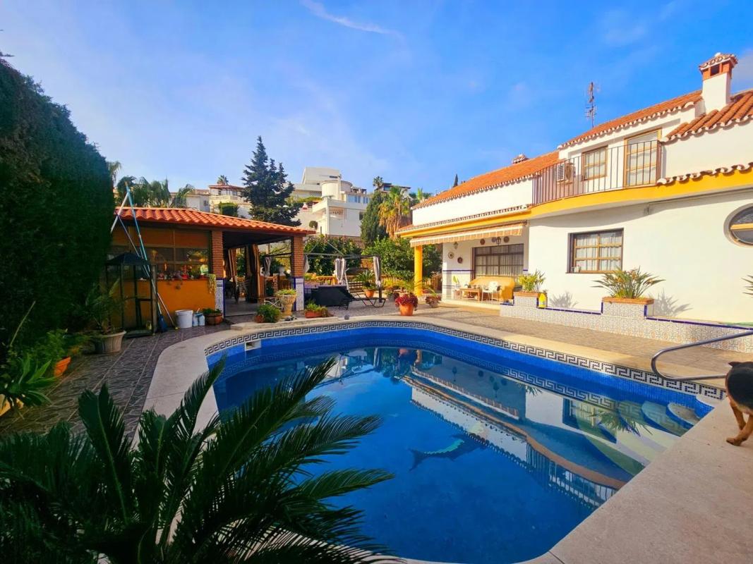 Sale of independent chalet in Avenida de la Yedra s/n, Benalmádena
photo 1