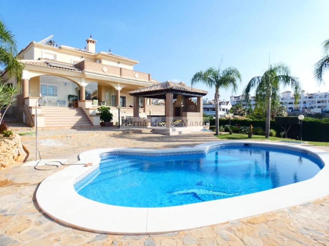 Продажа отдельного шале в Barrio Cortijo Torrequebrada, Бенальмадена photo 1