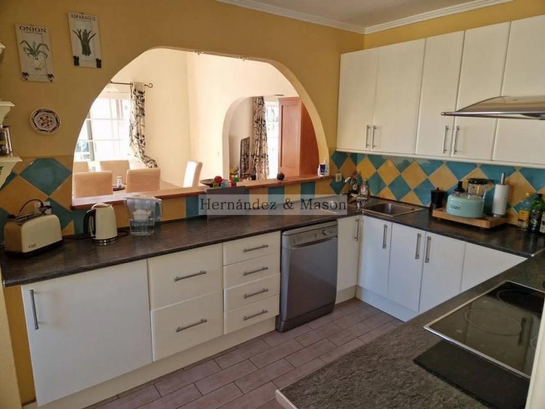 Продажа отдельного шале в  Barrio Rancho Domingo - La Hacienda, Бенальмадена photo 3
