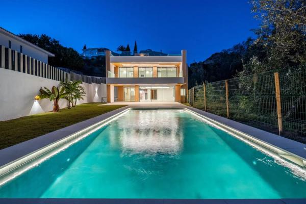 Detached villa for sale in Calle Vitoria, Benalmádena photo 1