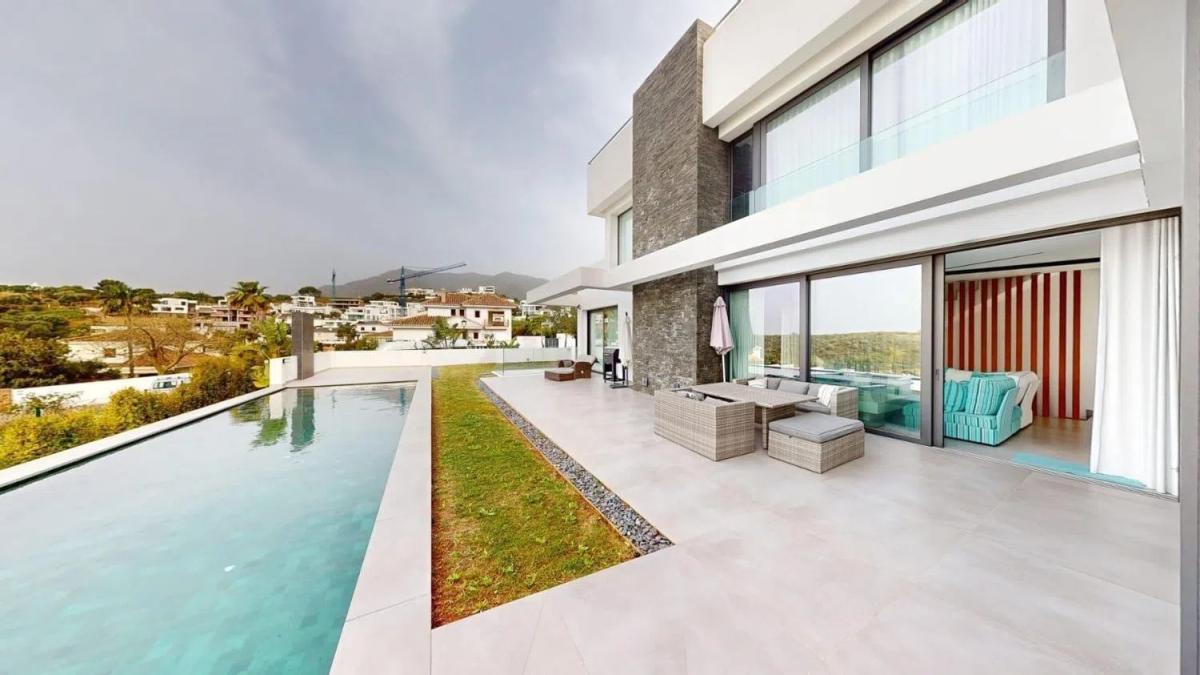 Sale of independent chalet in Avenida Retamar, Benalmádena
photo 2
