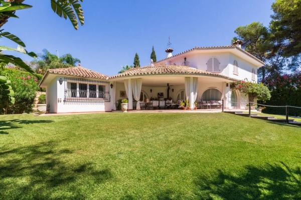 Chalet independiente en venta en Barrio Lomas de Marbella Club, Marbella photo 1