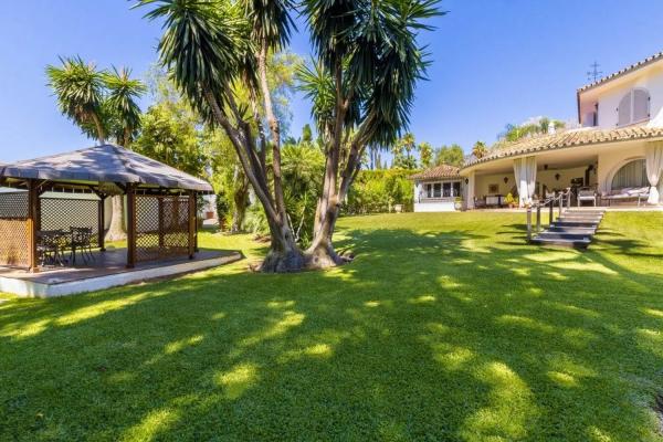 Chalet independiente en venta en Barrio Lomas de Marbella Club, Marbella thumbnail 1