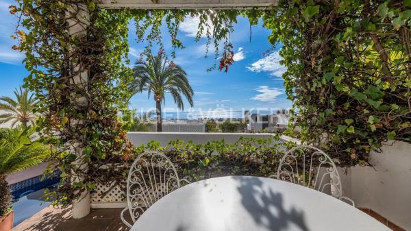 Piso en venta en  Urbanización Marbella Hill Club, Marbella photo 1