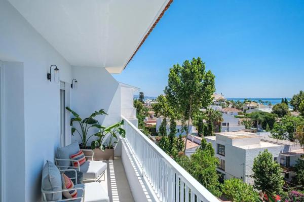 Apartment for sale in  Barrio Las Lomas de Río Verde, Marbella photo 2