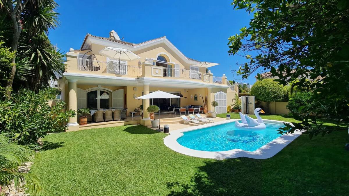 Venta de chalet independiente en Barrio La Carolina-Guadalpín, Marbella
photo 1
