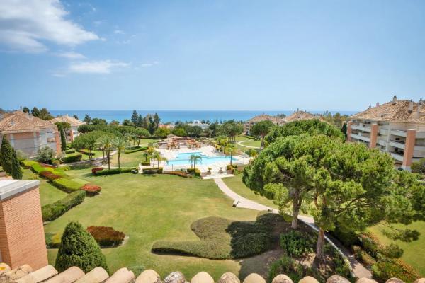 Duplex for sale in Barrio Las Lomas de Río Verde, Marbella photo 2