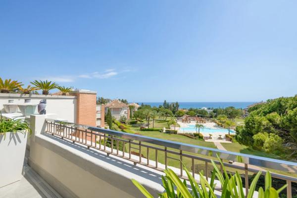 Duplex for sale in Barrio Las Lomas de Río Verde, Marbella photo 3