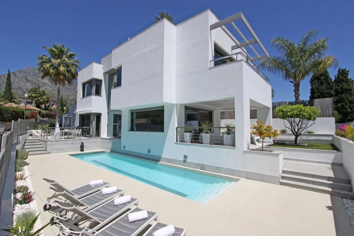Sprzedaż niezależnego domku jednorodzinnego w Calle Benaojan, Marbella photo 1