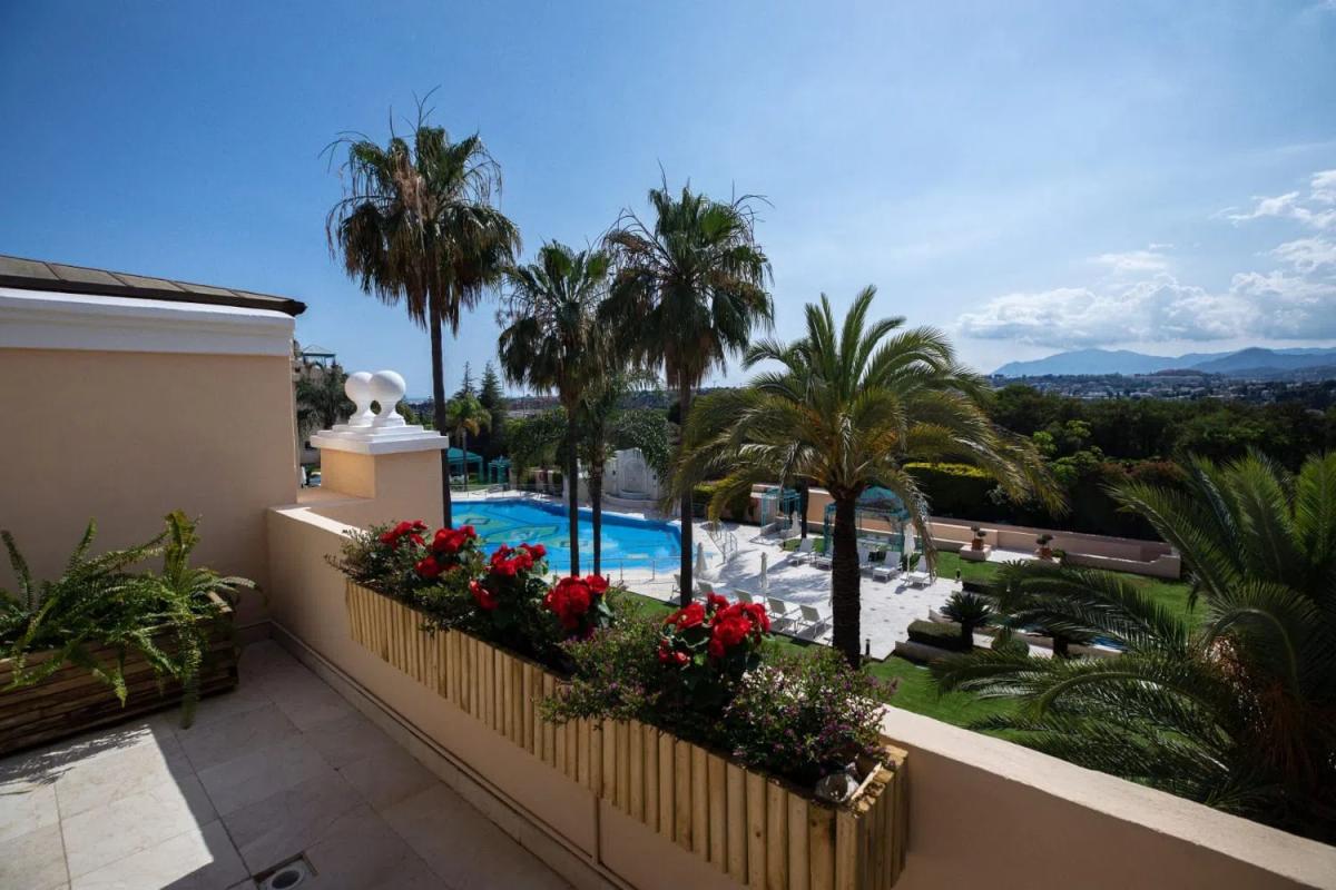 Venta de ático en  Urbanizacion Lomas de Rio Verde, Marbella photo 2