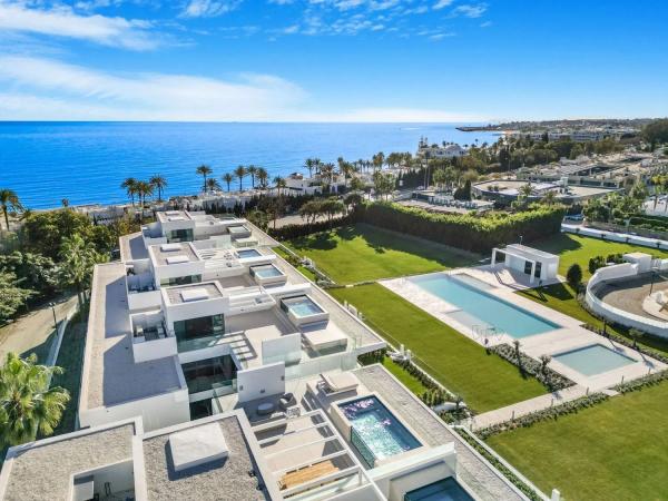 Chalet independiente en venta en Urbanizacion Villa Parra Palomeras, 66, Marbella thumbnail 1