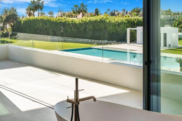 Chalet independiente en venta en  Urbanizacion Villa Parra Palomeras, 66, Marbella photo 4