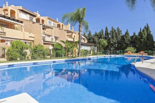Chalet independiente en venta en Calle de Calomela, Marbella thumbnail 1