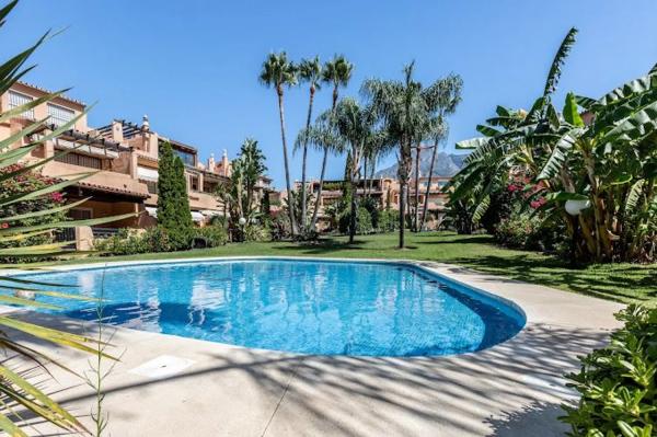 Chalet independiente en venta en Calle de Calomela, Marbella thumbnail 2