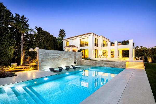 Chalet independiente en venta en Barrio Sierra Blanca, Marbella photo 1