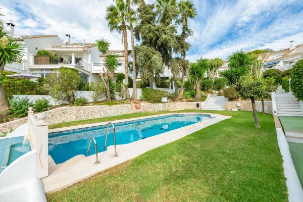 Chalet independiente en venta en Barrio Nagüeles, Marbella photo 1