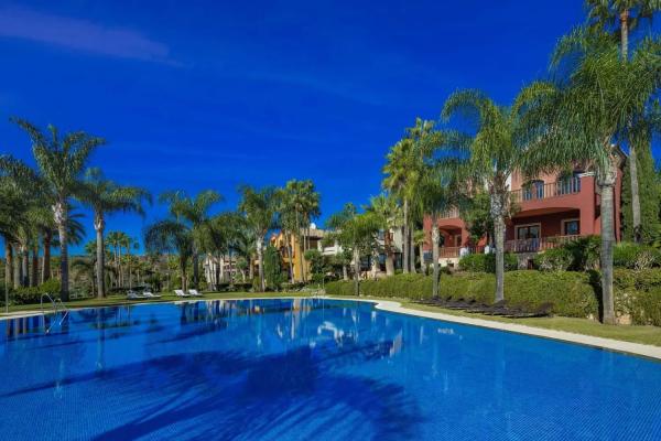 Chalet independiente en venta en Barrio Nagüeles, Marbella thumbnail 1