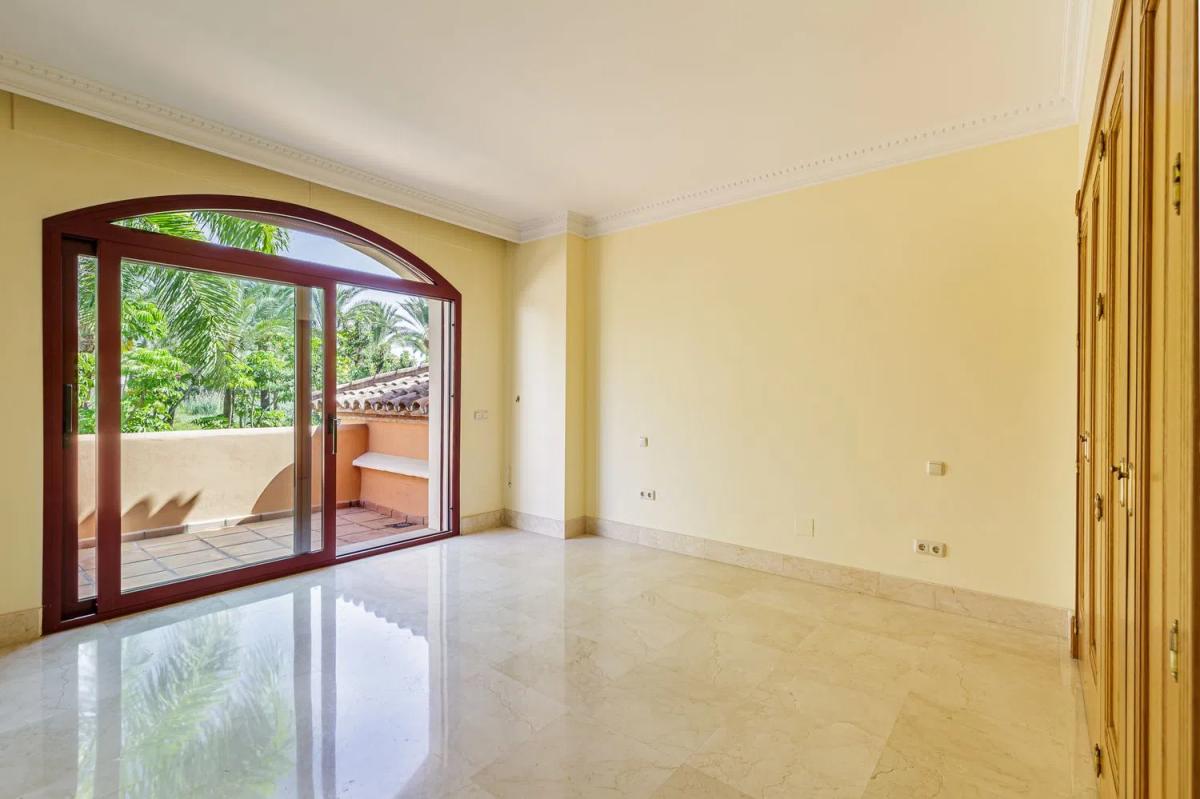 Sprzedaż niezależnego domku jednorodzinnego w  Urbanizacion Altos Reales, Marbella photo 4