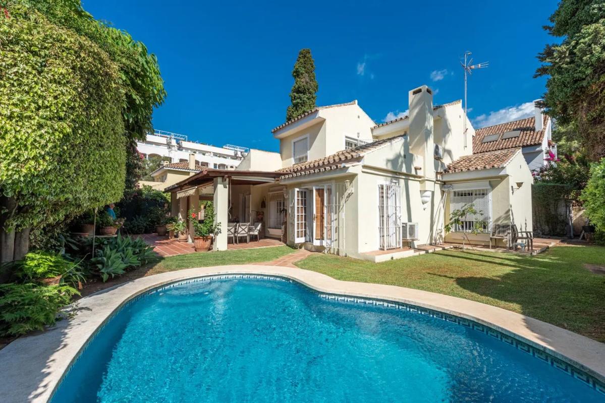 Продажа отдельного шале в Barrio La Carolina-Guadalpín, Марбелла photo 1