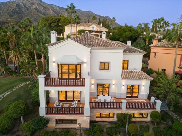 Chalet independiente en venta en Lomas del Virrey s/n, Marbella thumbnail 1