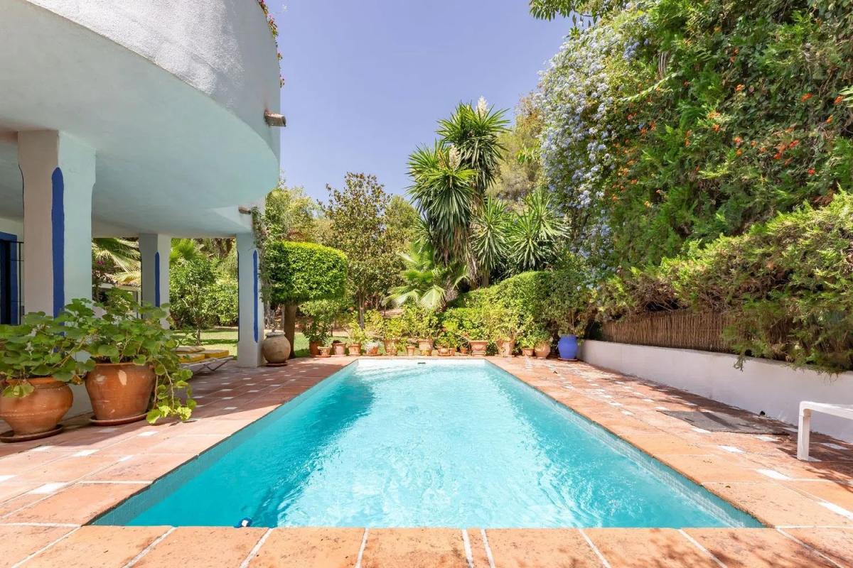Sprzedaż niezależnego domku jednorodzinnego w  Urbanización Marbella Hill Club, Marbella photo 2