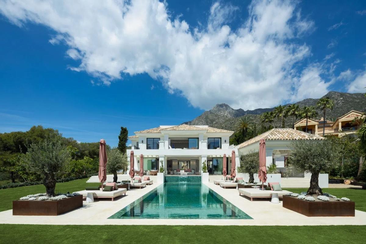 Sprzedaż niezależnego domku jednorodzinnego w  Urbanización Marbella Sierra Blanca, Marbella photo 2
