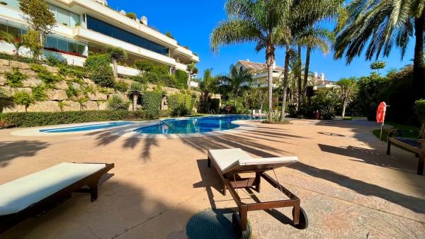 Piso en venta en  Urbanización Monte Paraíso, 5, Marbella photo 1