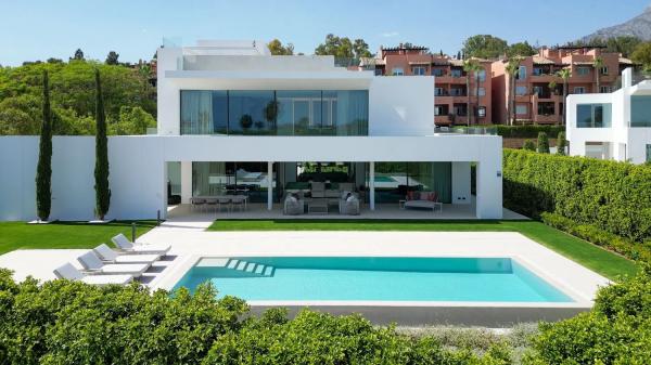 Chalet independiente en venta en  Barrio Las Lomas de Río Verde, Marbella photo 1
