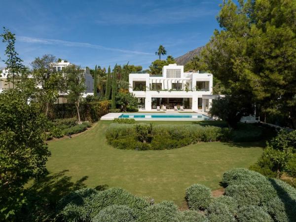 Chalet independiente en venta en  Lugar Urbanizacion Altos Reales, 8 P, Marbella photo 2