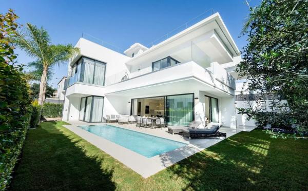Chalet independiente en venta en  Barrio Las Lomas de Río Verde, Marbella photo 1