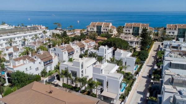Chalet independiente en venta en  Barrio Las Lomas de Río Verde, Marbella photo 2