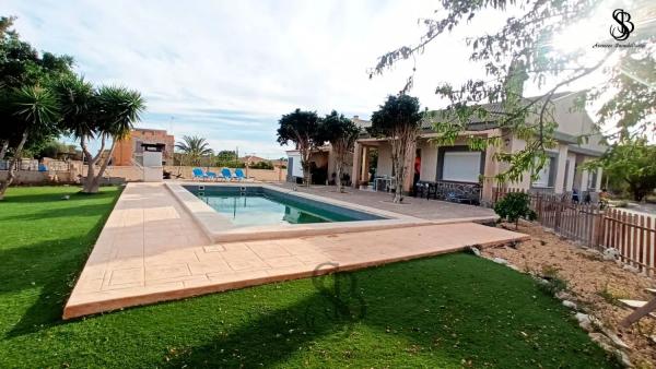 Detached villa for sale in Calle Caronte, San Vicente del Raspeig photo 1