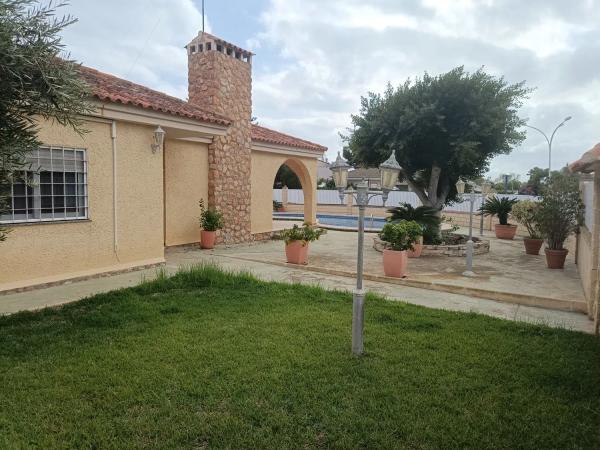 Detached villa for sale in  Ronda de Garcilaso de la Vega, 19, Orihuela photo 1