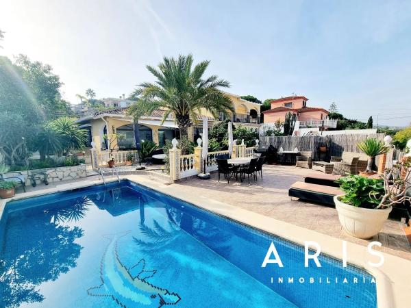 Chalet independiente en venta en  Calle Estepona, Alhaurín de la Torre photo 1