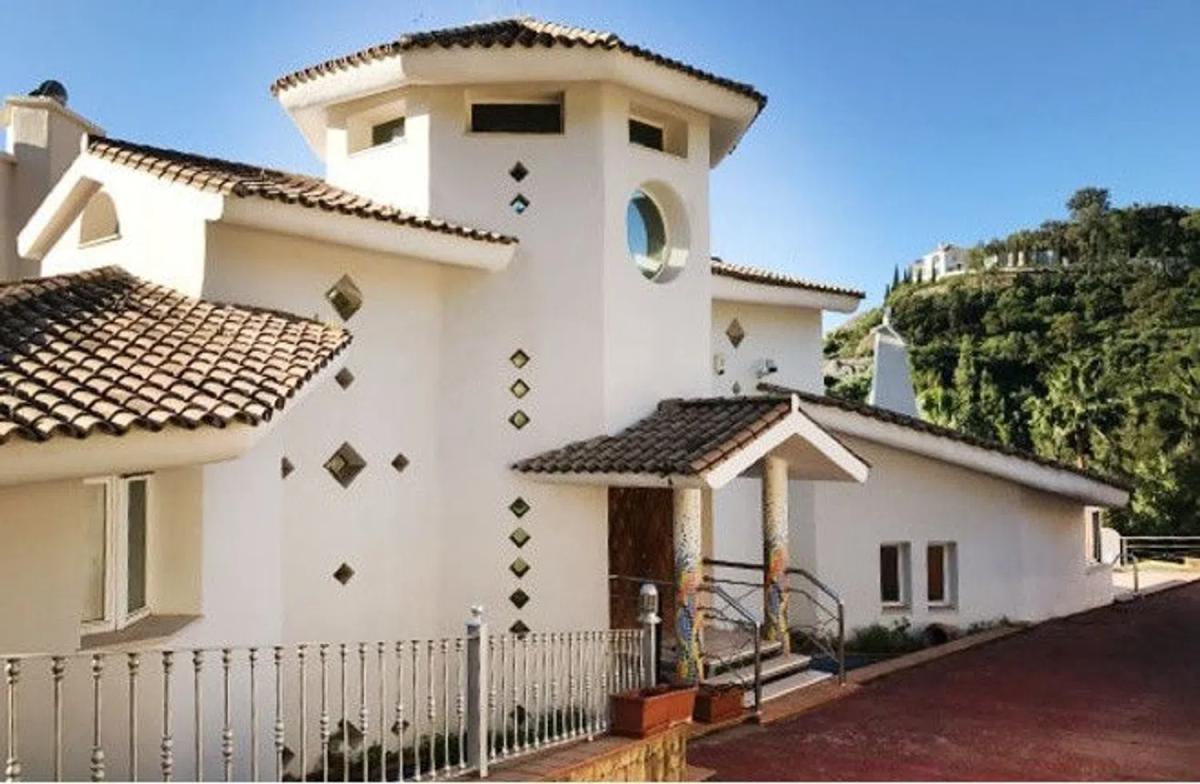 Sale of independent chalet in Los Arqueros-Puerto del Almendro, Benahavís
 photo 2
