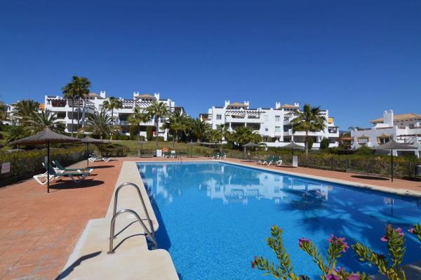 Detached villa for sale in  Calle las Azaleas, 13, Estepona photo 1