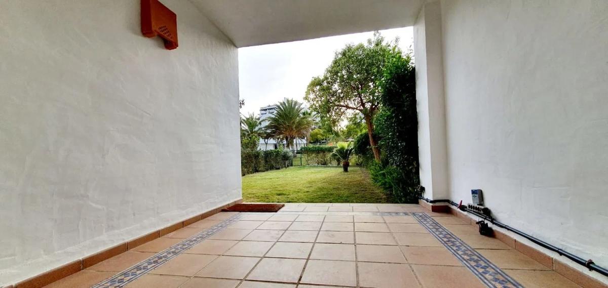 Sprzedaż niezależnego domku jednorodzinnego w Calle las Azaleas, 13, Estepona photo 5