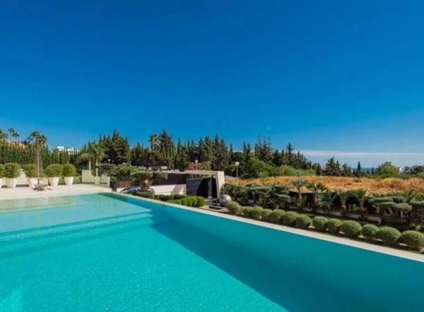 Chalet independiente en venta en  Bulevar Ashmawi, Marbella photo 2