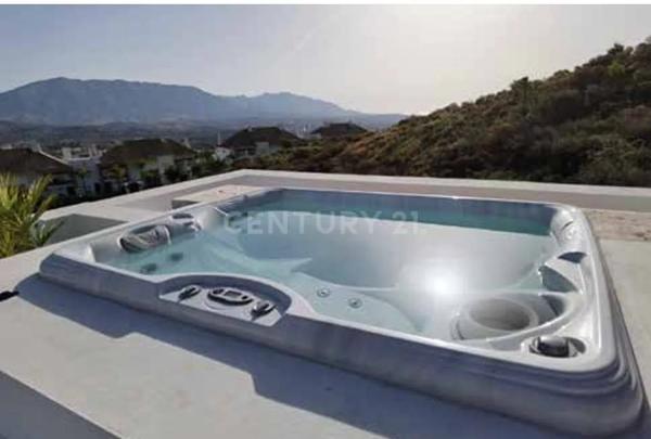 Detached villa for sale in Calle Cumbre de Cala Golf, 13, Mijas thumbnail 1