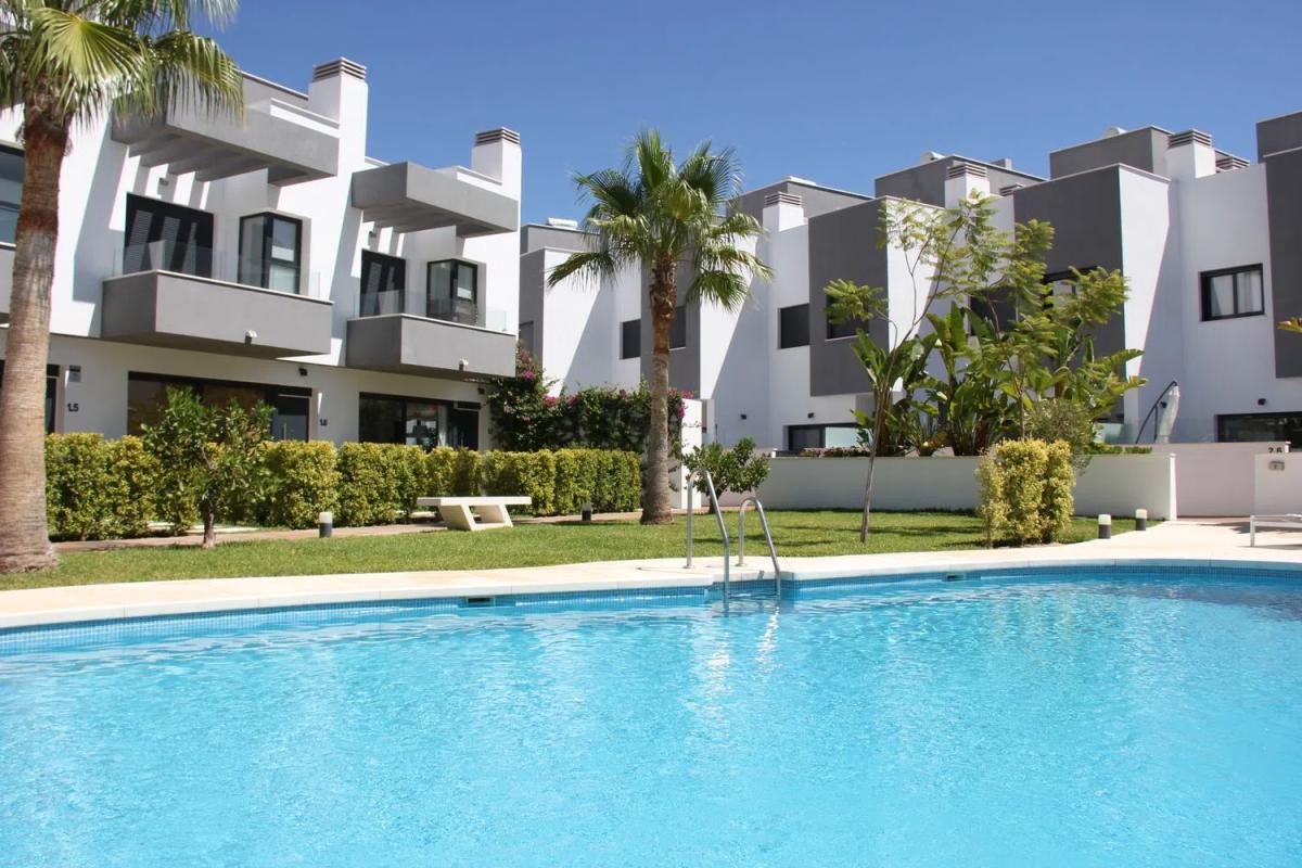 Venta de chalet independiente en Calle los Helechos, 14, Fuengirola
photo 1