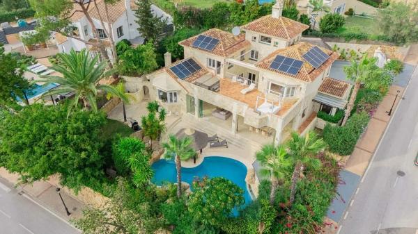 Chalet independiente en venta en Calle Palmera, Marbella photo 1